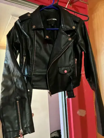 Chaqueta de cuero sintético Fashion Nova negra - miniatura 1