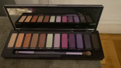 Paleta de sombras Urban Decay ultraviolet - miniatura 3
