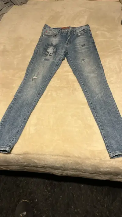 Jeans desgastados con diseño gráfico  edge hardy - miniatura 1