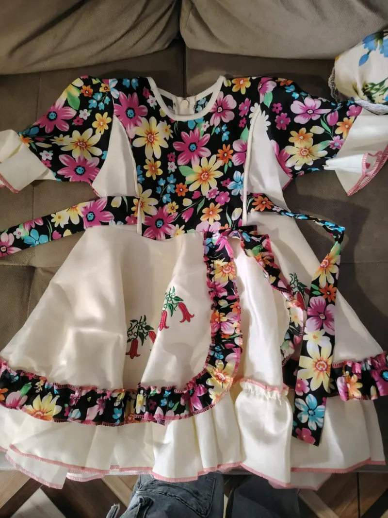 Vestido folclórico floral para niña