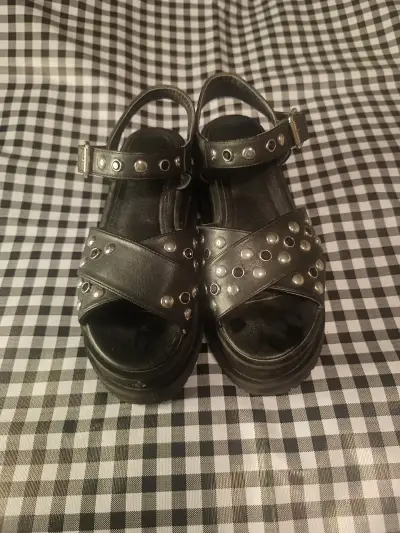 Sandalias negras de plataforma con tachas - miniatura 1