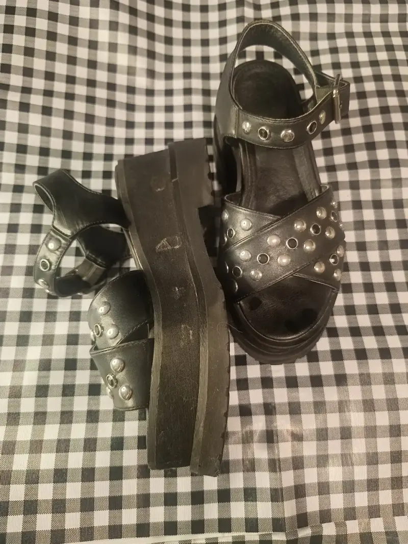 Sandalias negras de plataforma con tachas - 2
