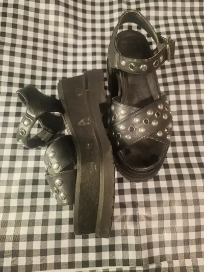 Sandalias negras de plataforma con tachas - miniatura 2