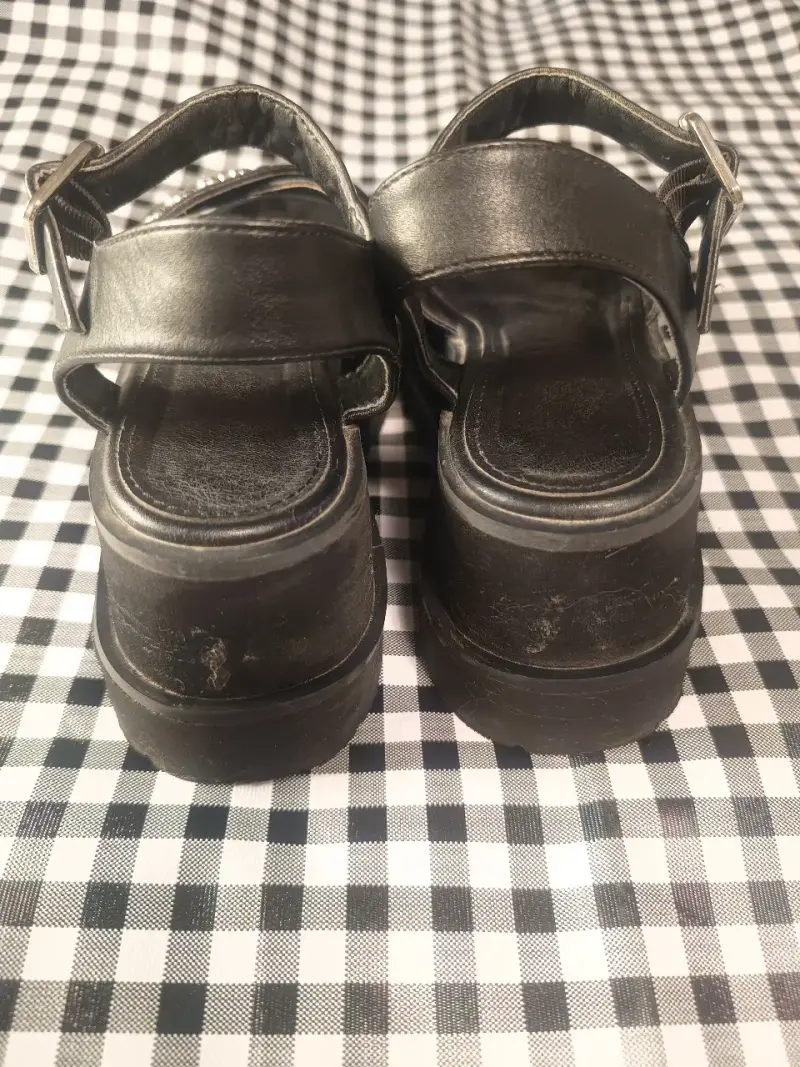 Sandalias negras de plataforma con tachas - 3