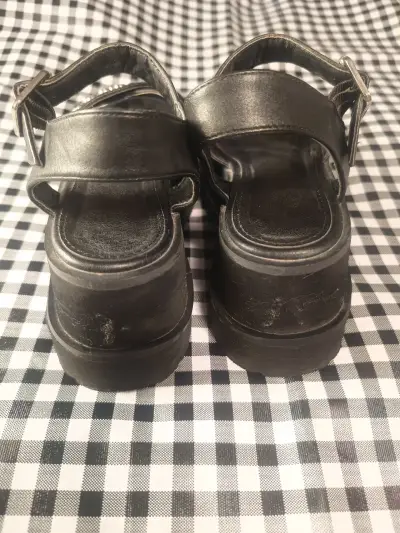 Sandalias negras de plataforma con tachas - miniatura 3