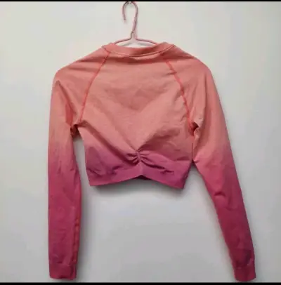 Polera crop top Gymshark degradé rosa - miniatura 4
