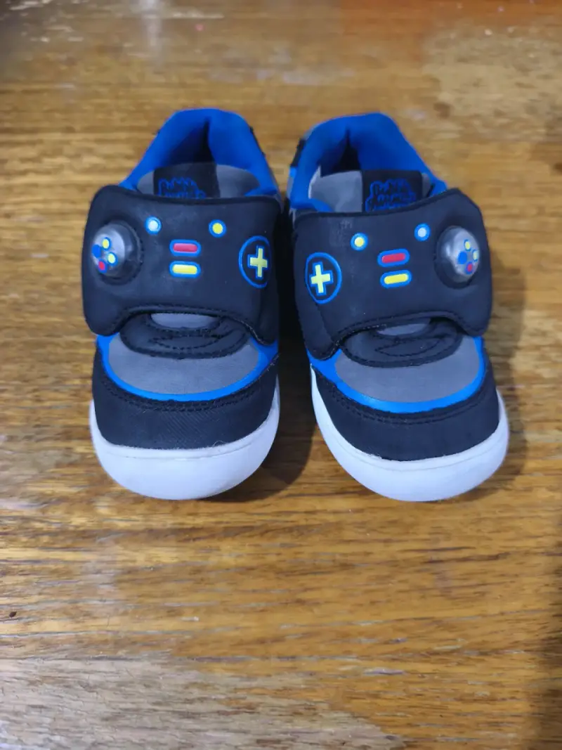 Zapatillas infantiles con diseño de control de videojuegos - 1