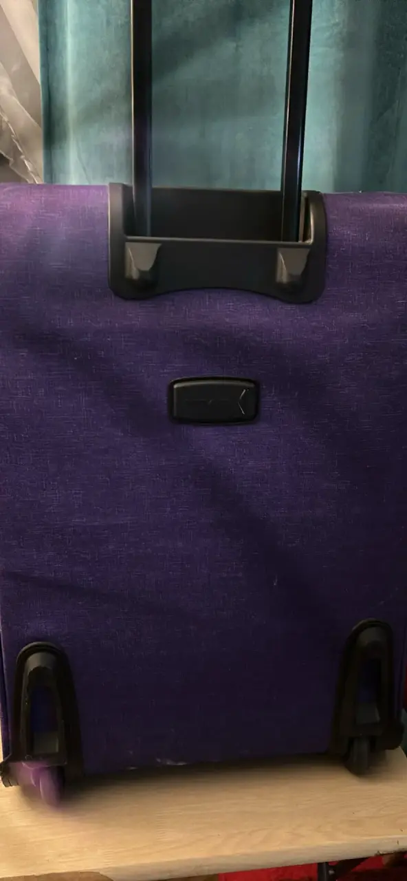 Maleta de viaje morada con ruedas - 1