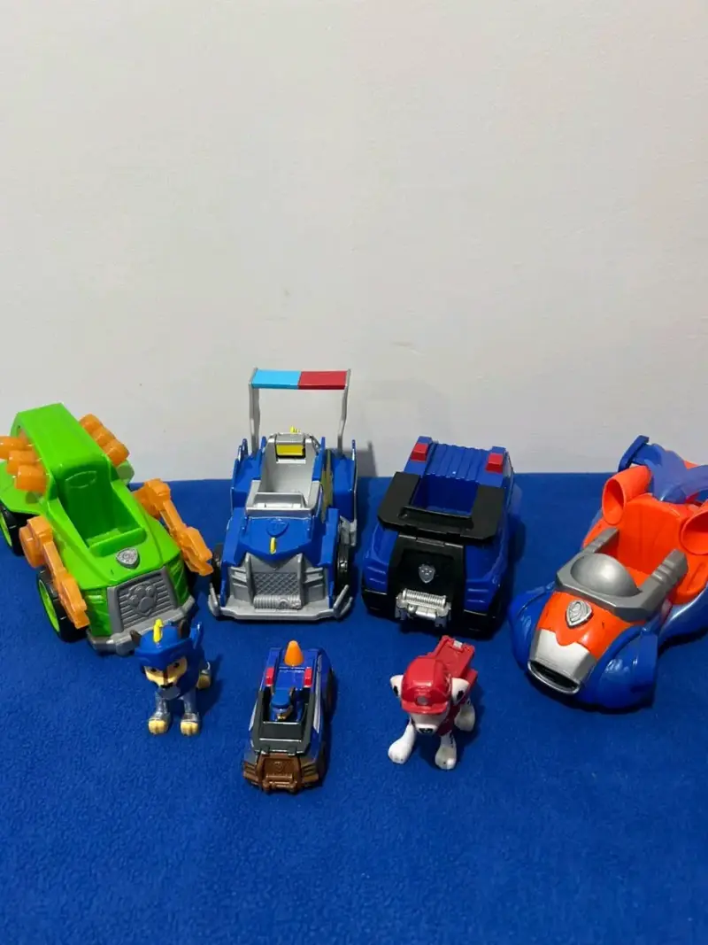 Set de vehículos y figuras de juguete