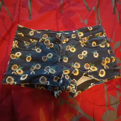 Shorts Opposite con estampado de girasoles. - miniatura 1