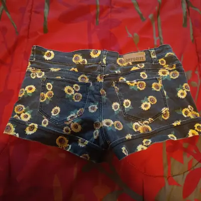 Shorts Opposite con estampado de girasoles. - miniatura 2