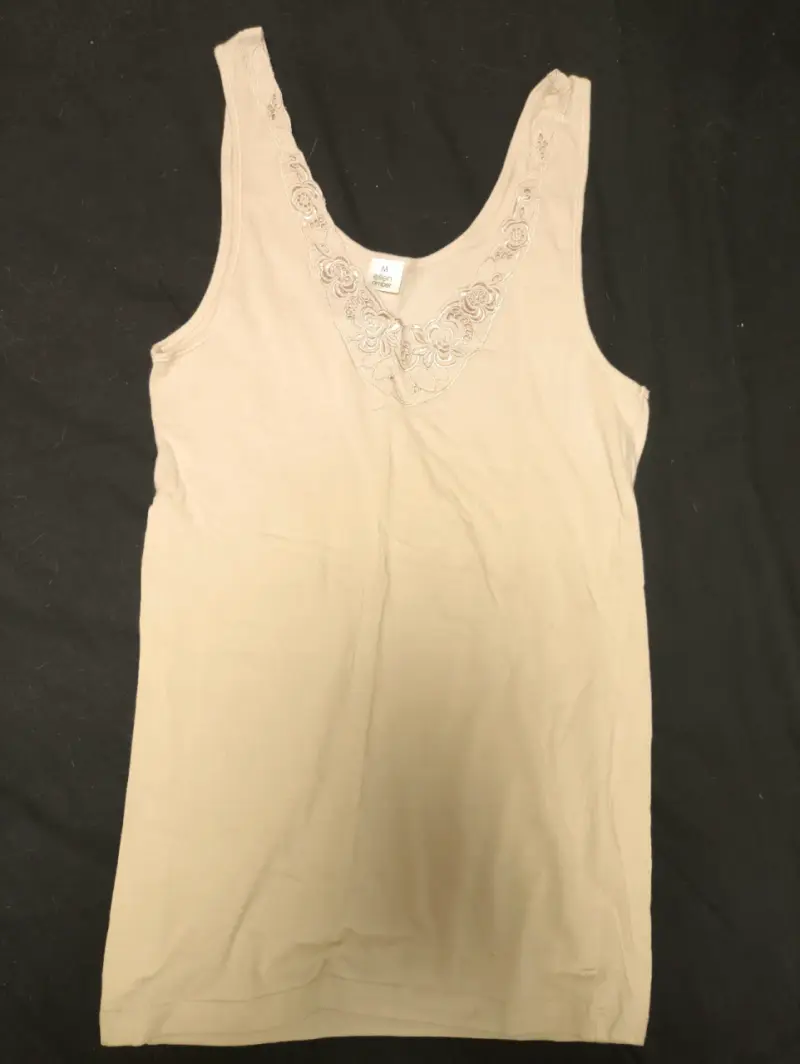 Polera sin mangas beige con encaje
