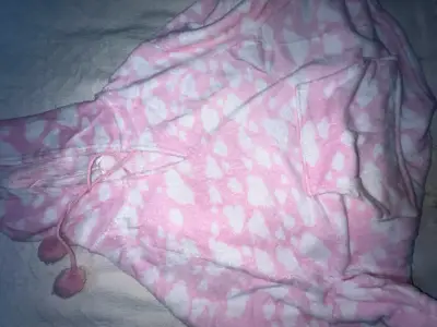 Poncho polar rosada con estampado de corazones - miniatura 1