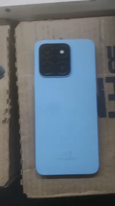 Smartphone Honor azul con triple cámara - miniatura 1
