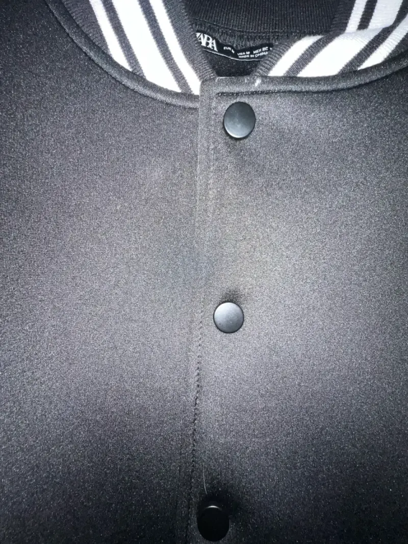 Chaqueta Zara negra delgada con detalles blancos - 2