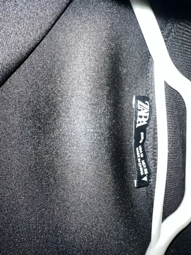 Chaqueta Zara negra delgada con detalles blancos - 3