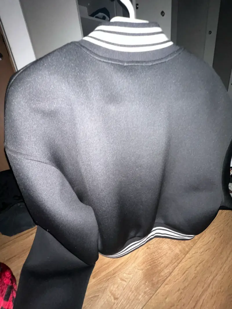 Chaqueta Zara negra delgada con detalles blancos - 4