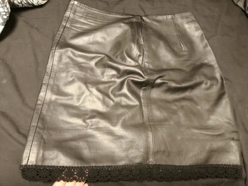 Falda de cuero negra con encaje - 1