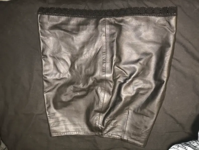Falda de cuero negra con encaje - 3