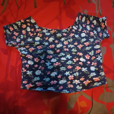 Polera top floral con diseño cruzado Cluster - miniatura 1