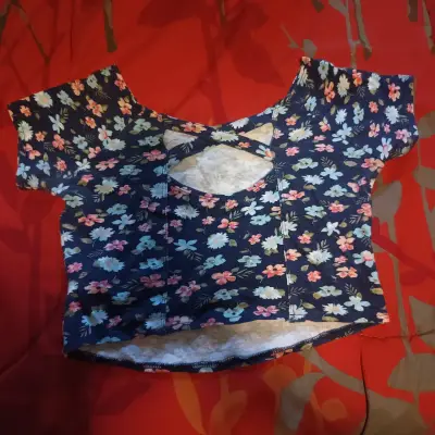 Polera top floral con diseño cruzado Cluster - miniatura 2