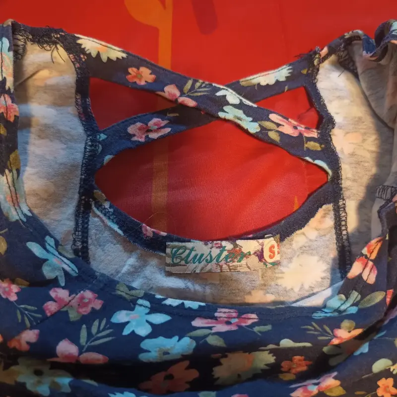 Polera top floral con diseño cruzado Cluster - 3