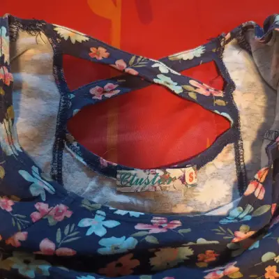 Polera top floral con diseño cruzado Cluster - miniatura 3