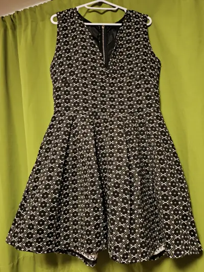 Vestido negro con estampado floral - miniatura 1