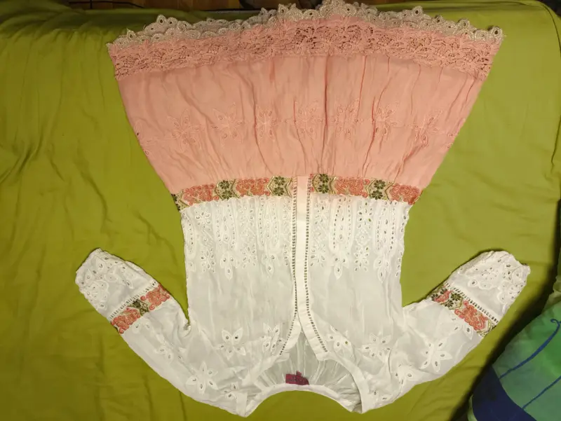 Vestido bohemio blanco y rosa con encaje - 1