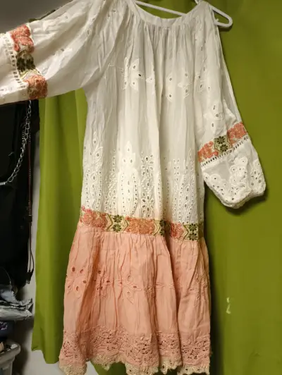 Vestido bohemio blanco y rosa con encaje - miniatura 3