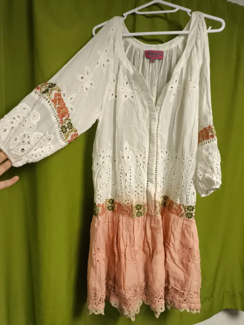 Vestido bohemio blanco y rosa con encaje - 4