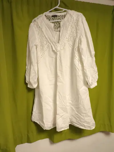 Vestido blanco con encaje floral - miniatura 2