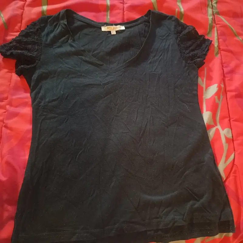 Polera negra con encaje en mangas - 1