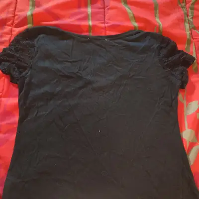 Polera negra con encaje en mangas - miniatura 2