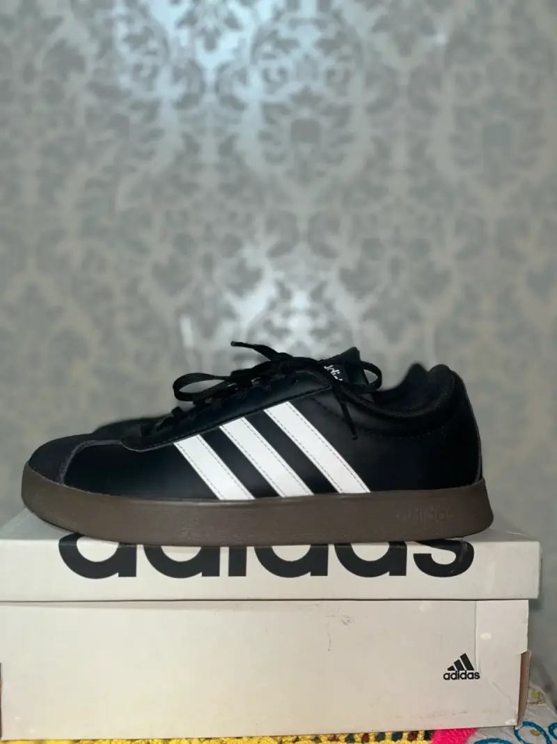 Zapatillas Adidas negras con franjas blancas - 1