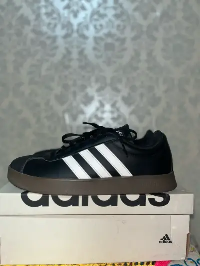 Zapatillas Adidas negras con franjas blancas - miniatura 1