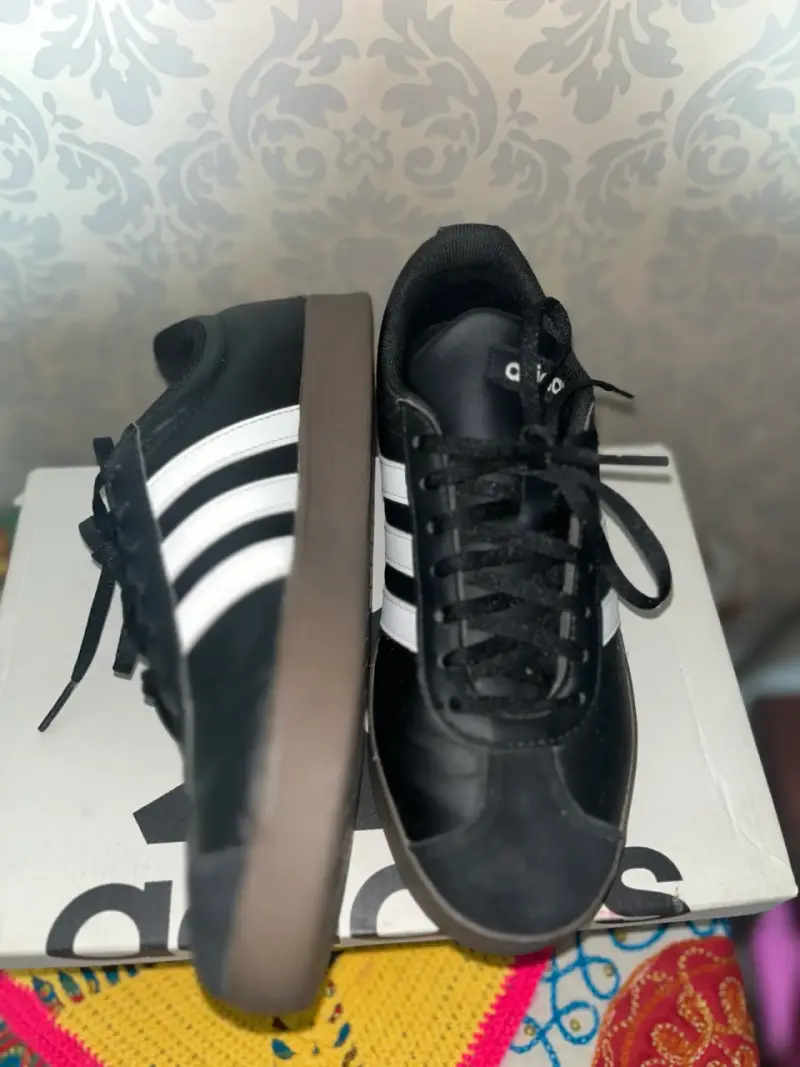 Zapatillas Adidas negras con franjas blancas - 2