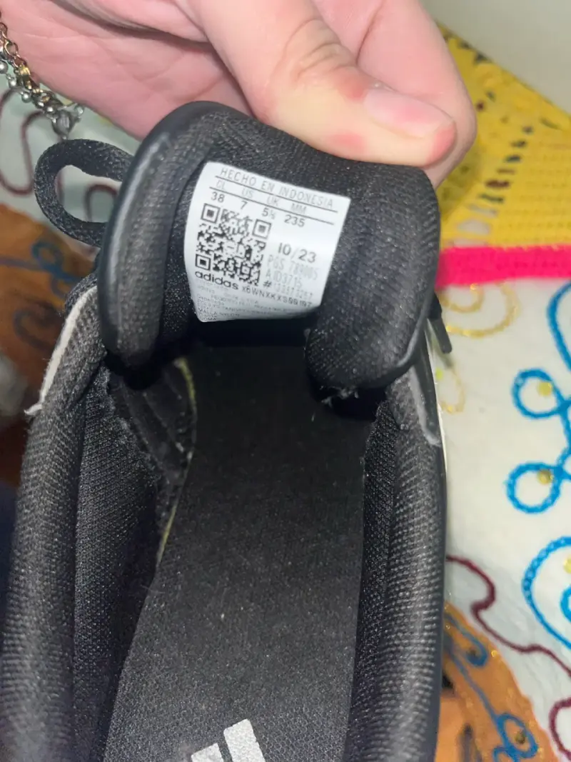 Zapatillas Adidas negras con franjas blancas - 4