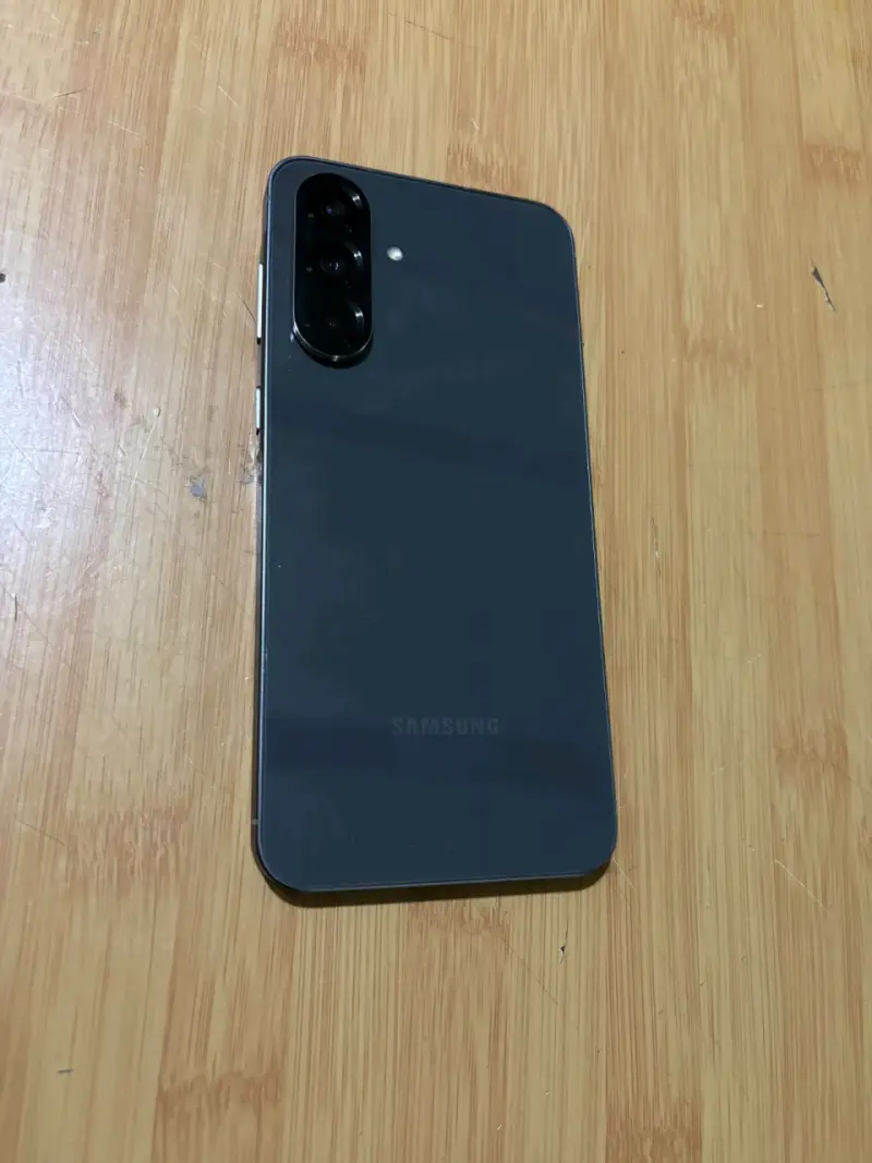 Smartphone con pantalla táctil en buen estado - 2
