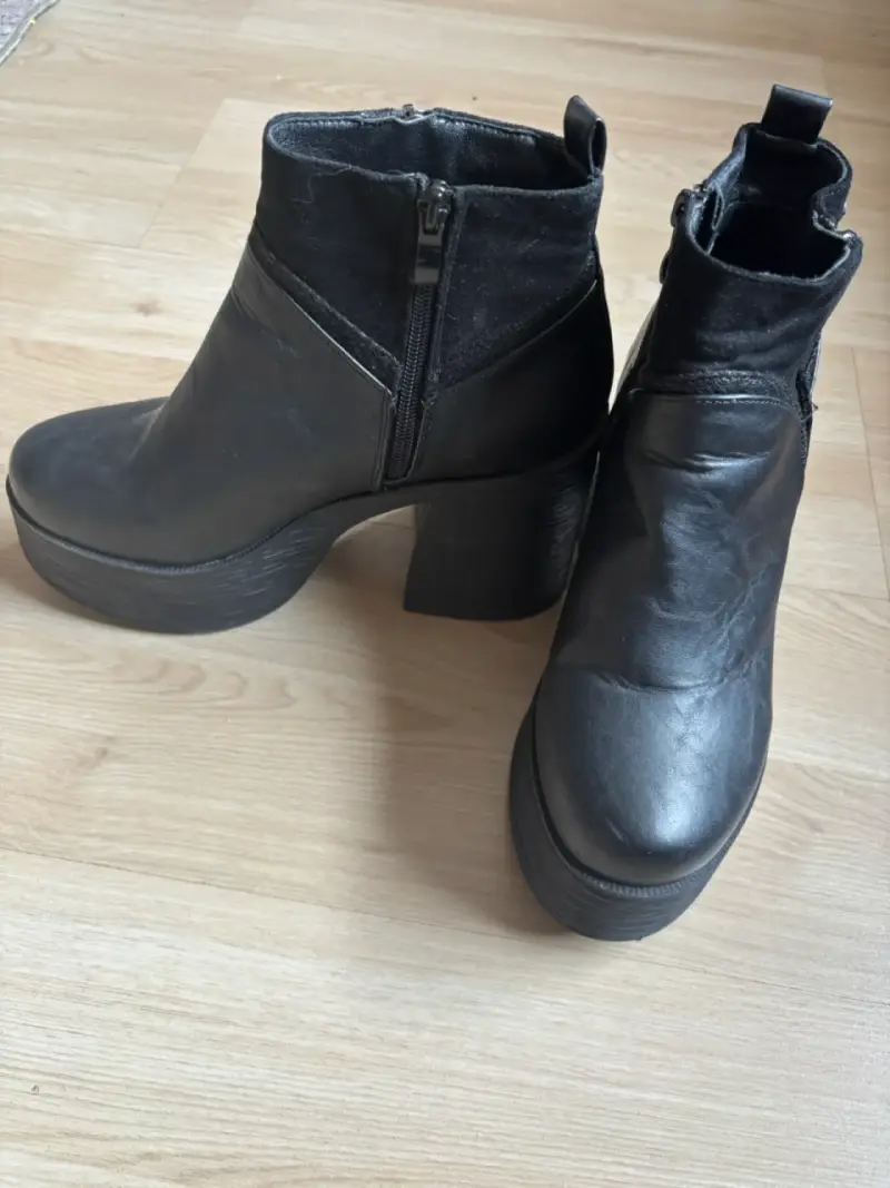 Botines negros de cuero con tacón alto - 1