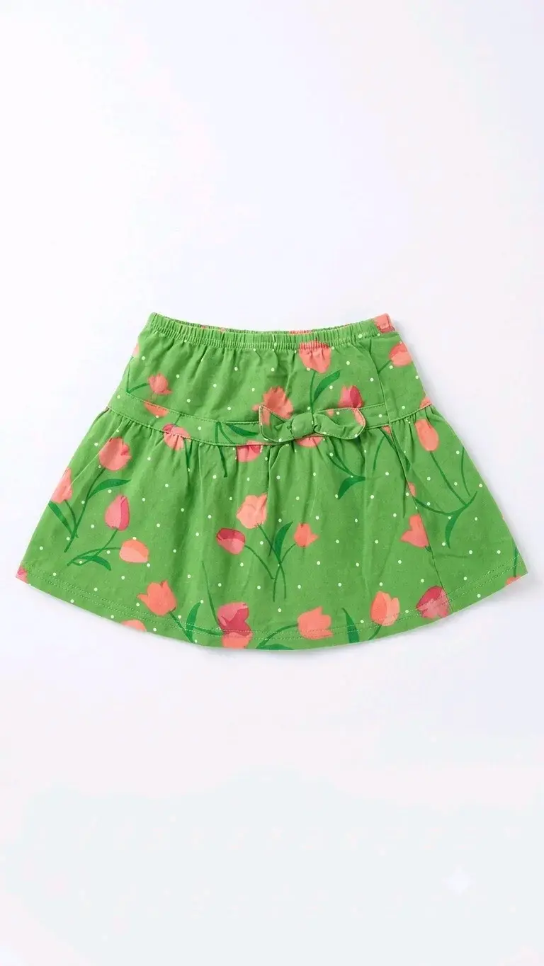 Falda verde con estampado floral para niña