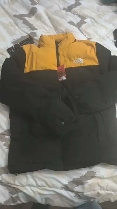 Chaqueta The North Face roja y negra amarilla - miniatura 2