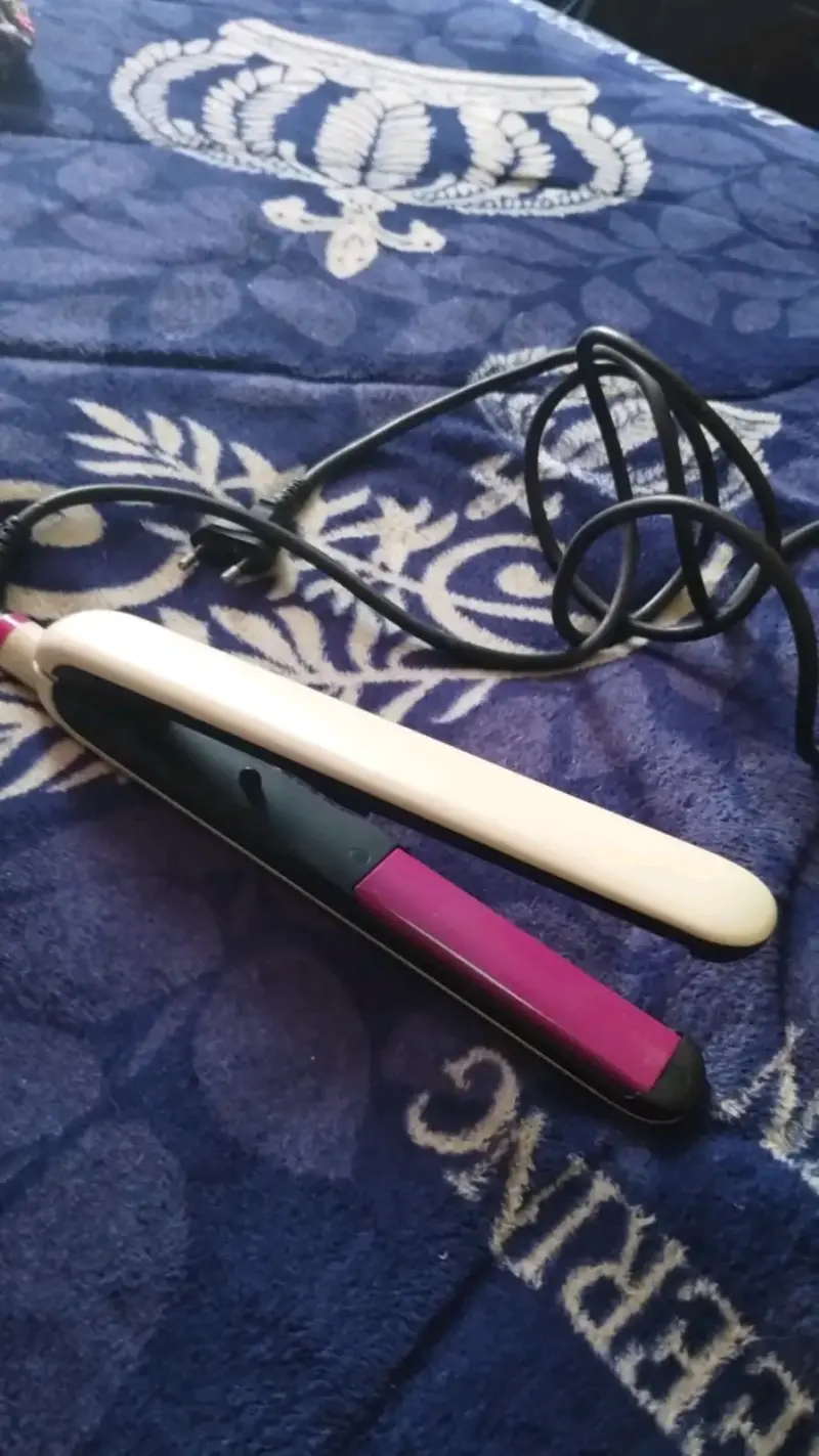 Plancha de pelo alisadora blanca y rosa