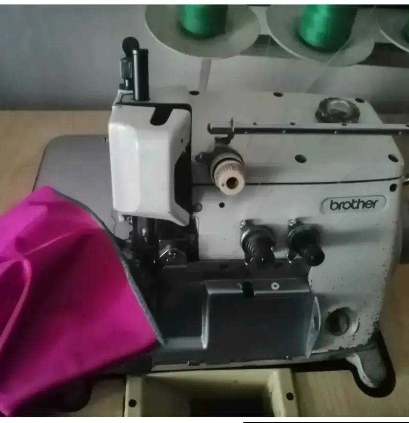 Máquina de coser overlock Brother industrial