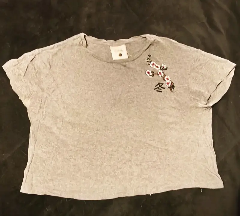 Polera gris con bordado floral