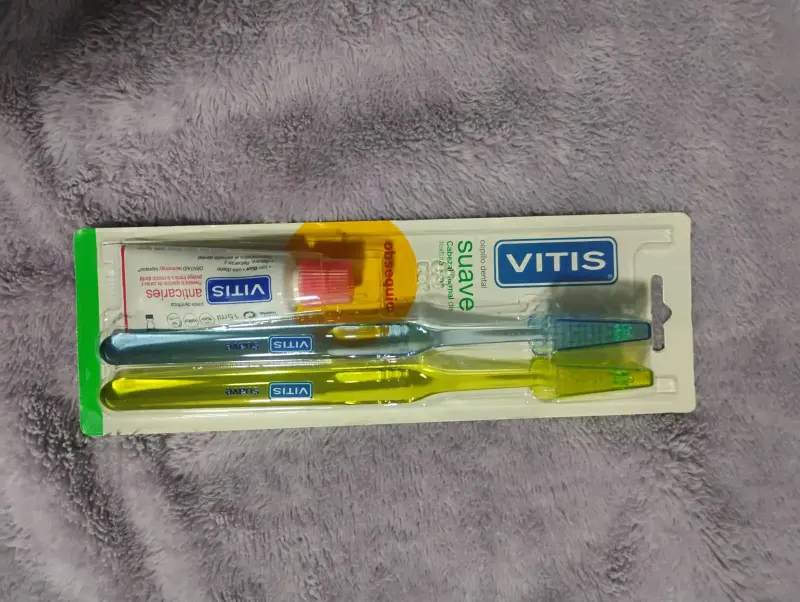 Set de cepillos dentales Vitis suave con pasta