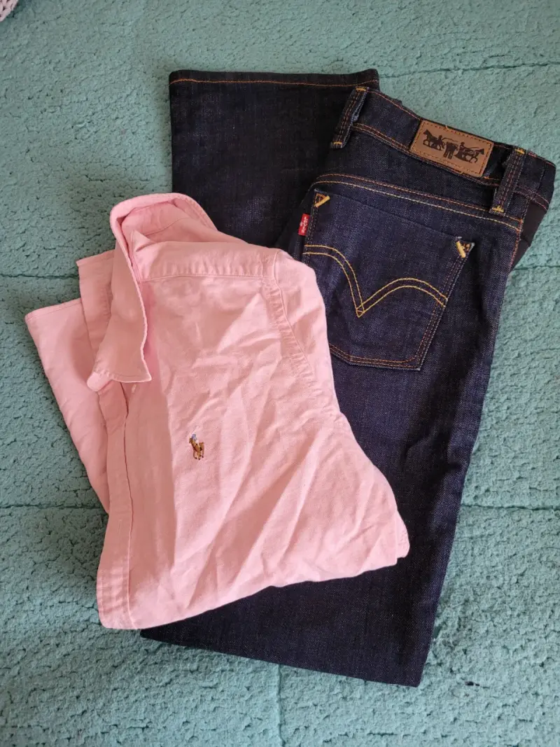 Camisa polo rosa y jeans Levi's