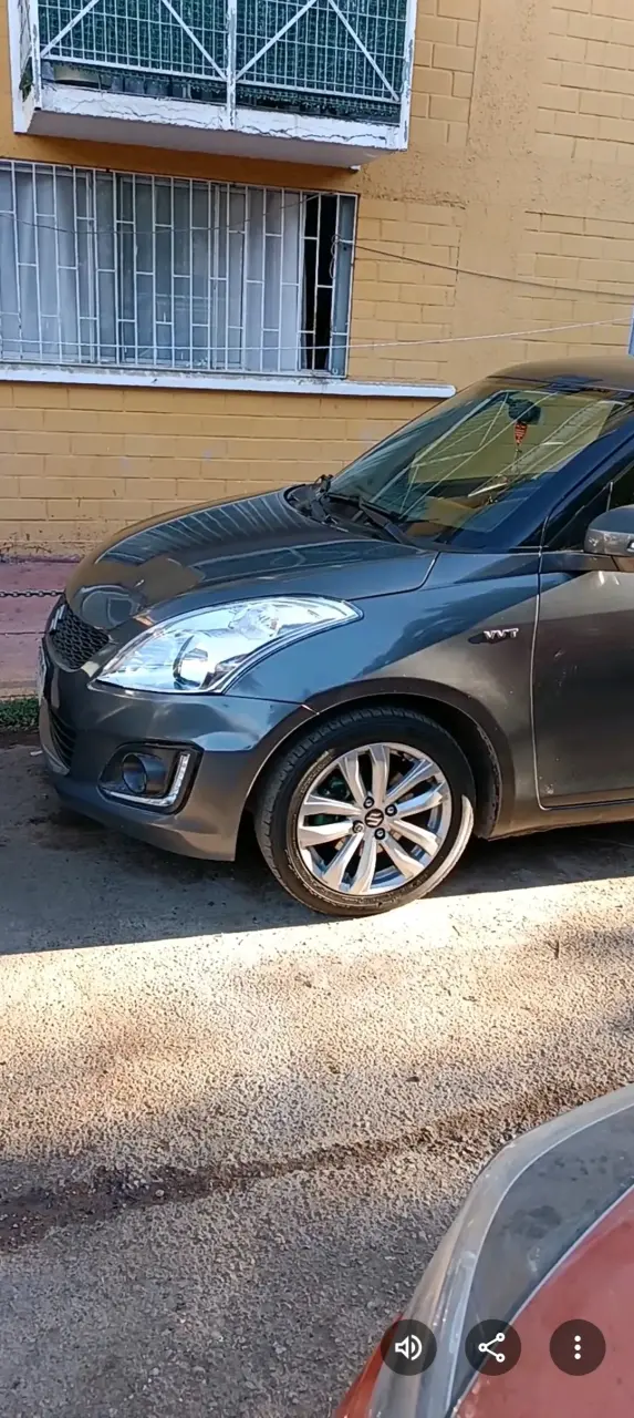 Auto compacto gris en buen estado