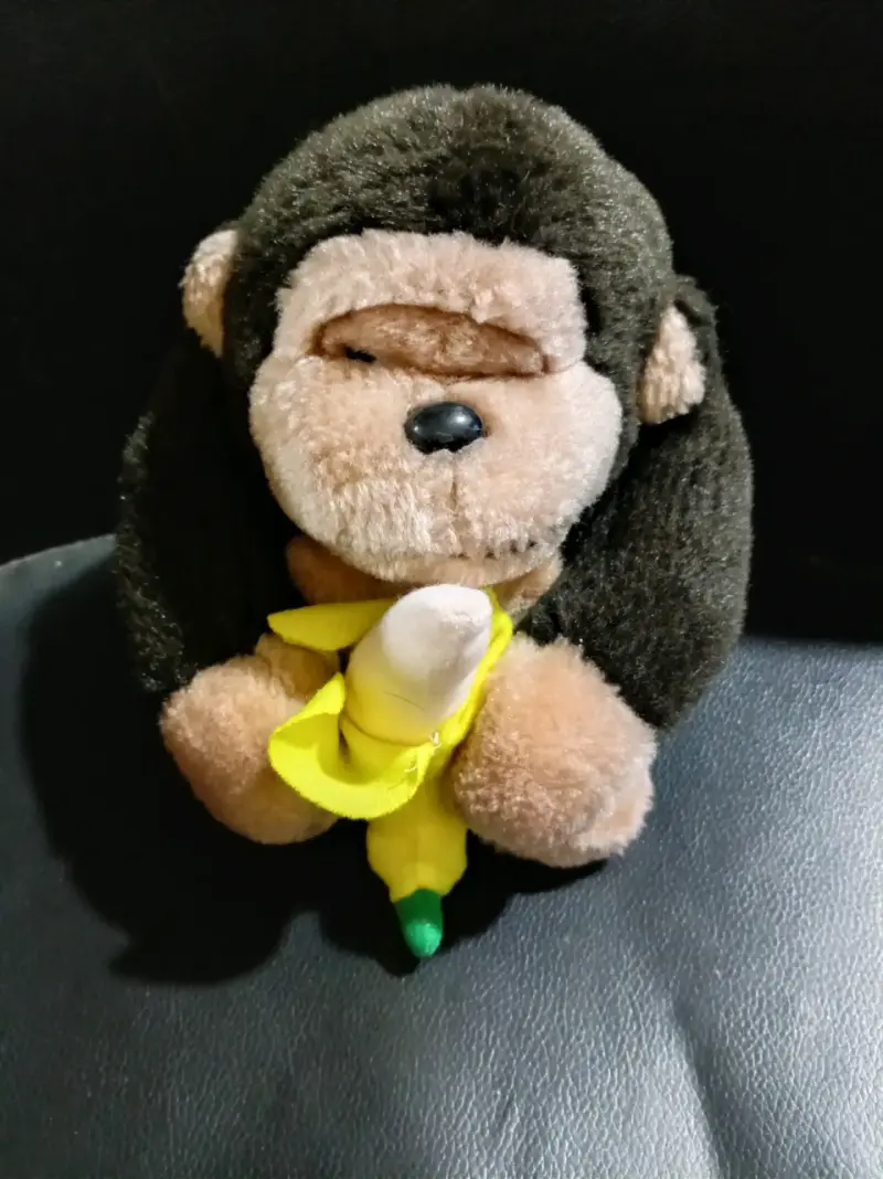 Peluche de mono con plátano suave