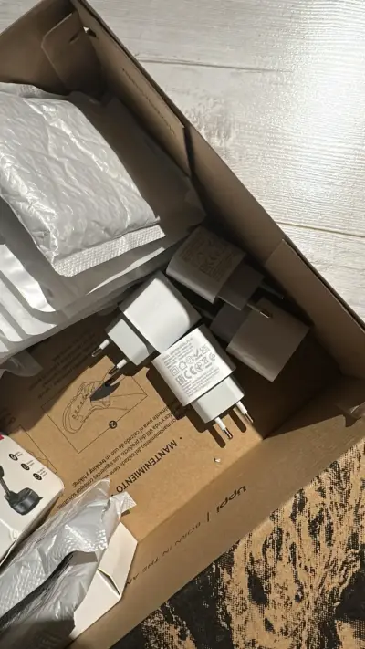 Cargadores USB de pared blancos - miniatura 1